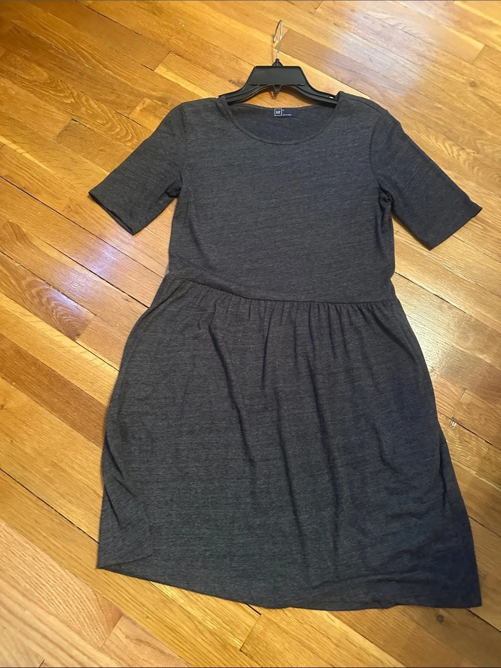 GAP charcoal gray/ Black Short Sleeve smock style Tee dress with pockets